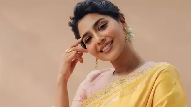 సోషల్ మీడియాకు దూరంగా ఉంటూనే ప్రశాంతమైన జీవితం గడుపుతున్న ప్రముఖ నటి ఐశ్వర్య లక్ష్మి