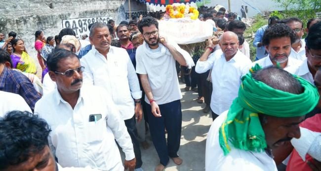 ఇరిగేషన్ ఈఈ నాగేశ్వర్ రావు మృతి                              పాడే మోసిన ఎమ్మెల్యే