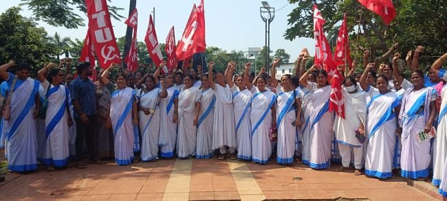 కనీస వేతనాలు చెల్లించాలని ఎ.పి. ఆశా వర్కర్స్ యూనియన్ గాంధీ విగ్రహం వద్ద ధర్నా