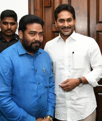 మాజీ  సీఎం జగన్ ను కలిసిన ఎంబీసి కార్పొరేషన్ మాజీ చైర్మన్ పెండ్ర వీరన్న