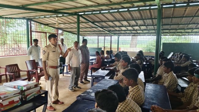 కొప్పాకలో 'ఐ లవ్ యు పోలీస్'      -- దాతల సహకారంతో పాఠశాలలో సీసీ కెమెరాలు ఏర్పాటు చేసిన సీఐ రాజశేఖర్