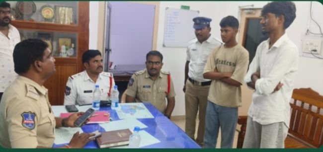 సోషల్ మీడియా కోసం.... ప్రాణాలతో చెలగాటం...