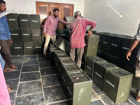 కనిగిరి చేరిన బ్యాలట్ బాక్స్ లు