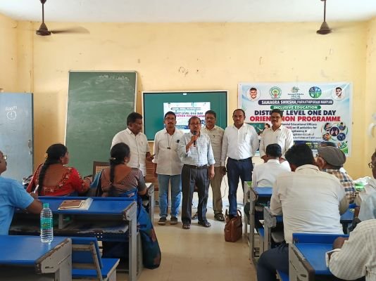 మండల విద్యాశాఖ అధికారులకు ఒకరోజు అవగాహన శిక్షణ కార్యక్రమం నిర్వహించిన డీఈవో