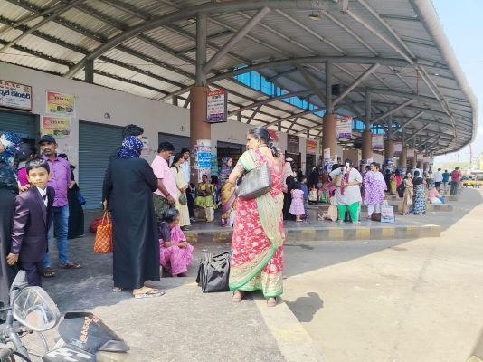 వసతులు కరువైన బస్టాండ్ 