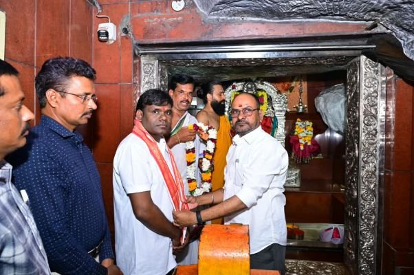ఏడుపాయల వన దుర్గామాతను దర్శించుకున్న గవర్నర్ ప్రెస్ సెక్రటరీ  మామిండ్ల దశరథం
