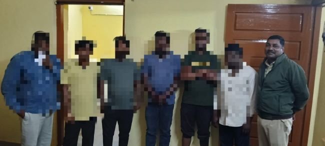 షట్టర్‌లో పేకాట.. ఆరుగురు అరెస్ట్