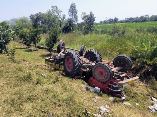 ఆర్టీసీ బస్సును ఢీ కొట్టిన ట్రాక్టర్