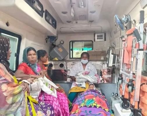 అంబులెన్స్‌లోనే ప్రసవం..  మగబిడ్డకు జన్మనిచ్చిన మహిళ తల్లి బిడ్డ క్షేమం