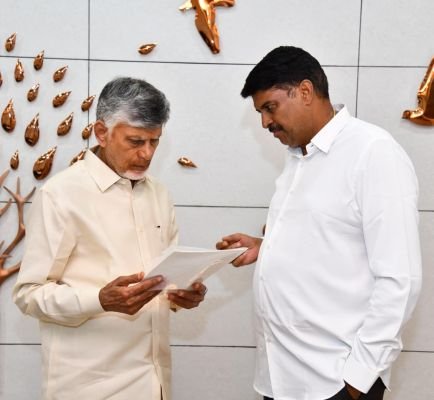 ముఖ్యమంత్రి శ్రీ నారా చంద్రబాబునాయుడు గారితో బాపట్ల ఎమ్మెల్యే శ్రీ వేగేశన నరేంద్ర వర్మ రాజు గారి ప్రత్యేక  భేటీ