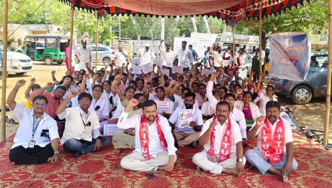 కాంట్రాక్ట్ ఉద్యోగులను వెంటనే రెగ్యులరైజ్ చేయాలి