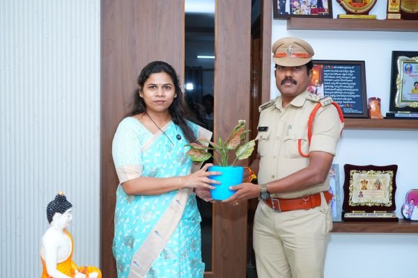 ఎమ్మెల్యే భూమా అఖిలప్రియ ను మర్యాదపూర్వకంగా కలిసిన పట్టణ సీఐ రాము
