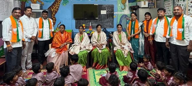 అంగన్వాడీ కేంద్రాల్లో బీజేపీ నాయకుల పర్యటన