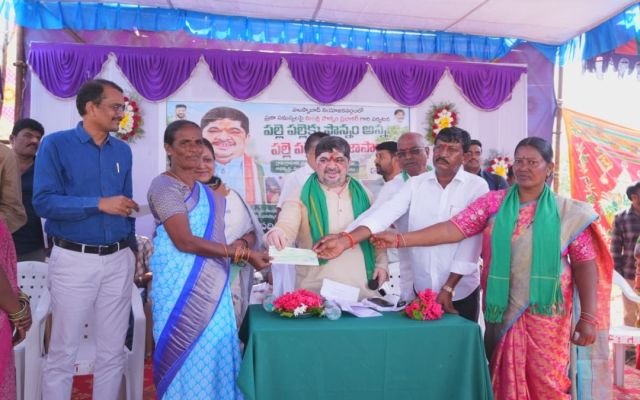 పల్లె పల్లెకు పొన్నం అన్న - పల్లె పల్లెలో ప్రజాపాలనపరివేద గ్రామంలో అభివృద్ధి కార్యక్రమాలకు శ్రీకారం చుట్టిన మంత్రి పొన్నం ప్రభాకర్