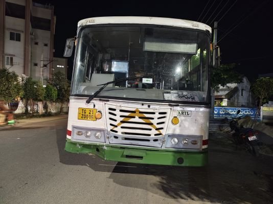ఆర్టీసీ బస్సు–టాటా మ్యాజిక్ ఢీ