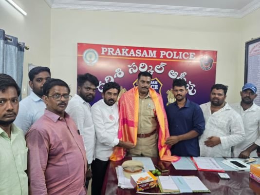 సీఐ ని కలిసిన జనసేన నాయకులు.