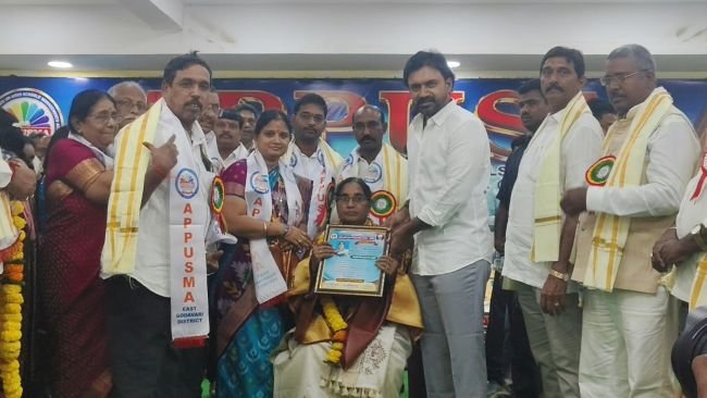 ఉపాధ్యాయురాలికి జిల్లాస్థాయి గౌరవం