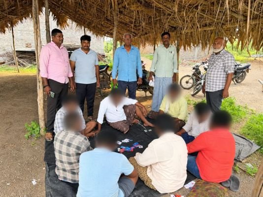 పేకాట స్థావరంపై టాస్క్‌ఫోర్స్ దాడి.. 8 మంది అరెస్ట్