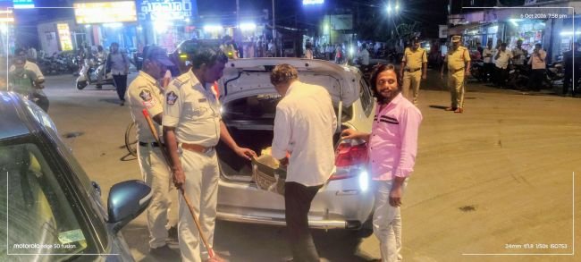 అద్దంకి భవాని సెంటర్లో ముమ్మరంగా వాహన తనిఖీలు.