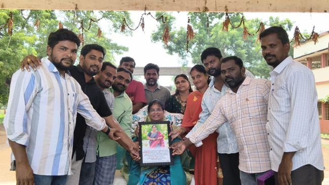 ఉత్తమ ఉపాధ్యాయులకు పూర్వ విద్యార్థుల ఘన సన్మాన