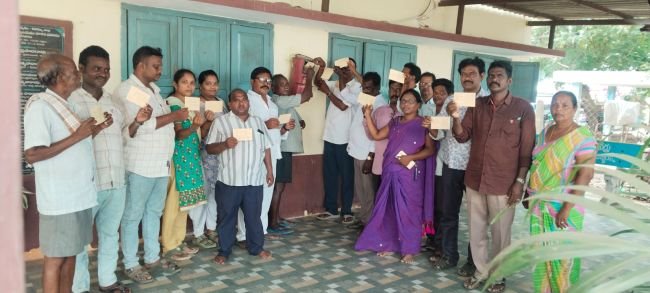 వి.ఆర్.ఏలు వినూత్న నిరసన 