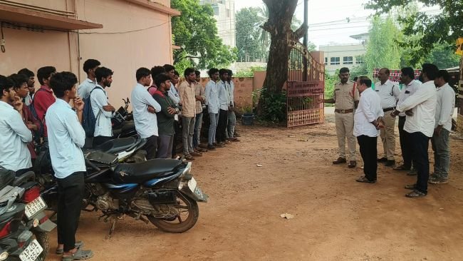 మైనర్లు డ్రైవింగ్ చేస్తే కేసులు తప్పవు,ట్రాఫిక్ ఎస్సై కుటుంబరావు 