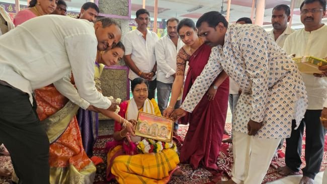 వర్షాలు సమృద్ధిగా కురిసి రాష్ట్రం సుభిక్షంగా ఉండాలి  - వరుణ యాగం పూర్ణహుతిలో గద్దె అనురాధ