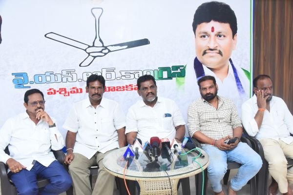 ప్రజా సమస్యలపై వెలంపల్లి పోరాటాన్ని అడ్డుకోవద్దు : వైసీపీ మాజీ కార్పొరేటర్ల హెచ్చరిక