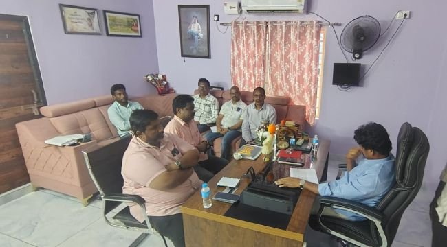 పోలవరం ఎమ్మెల్యే క్యాంపు కార్యాలయం.ఏడు మండలాల తహసీల్దార్లతో ఎమ్మెల్యే చిర్రి బాలరాజు సమీక్ష