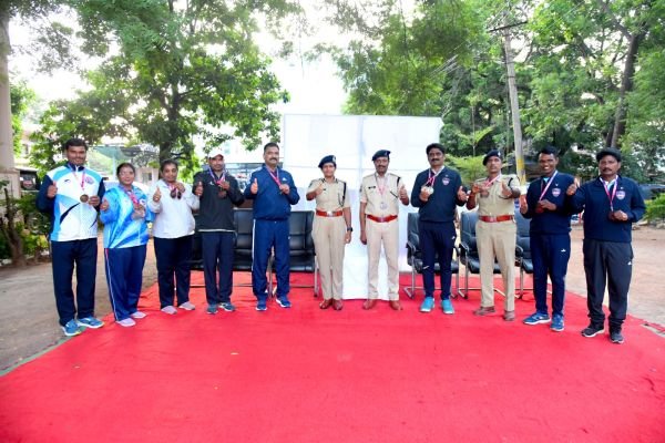 పోలీస్ స్పోర్ట్స్ మీట్ లో పతకాలు సాధించిన పోలీస్ క్రీడాకారులను అభినందించిన వరంగల్ సిపి