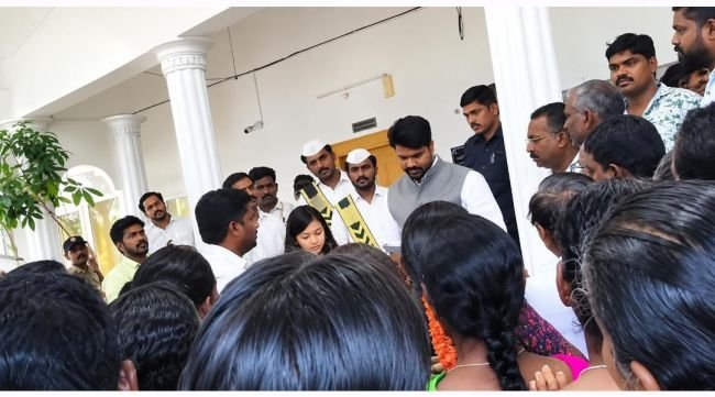 పొలం సంఘం ది - రిజిస్ట్రేషన్ వేరొకరికి ...:ఈతకోట బాబా నగర్ కాలనీ వాసులు కలెక్టర్ కు ఫిర్యాదు 