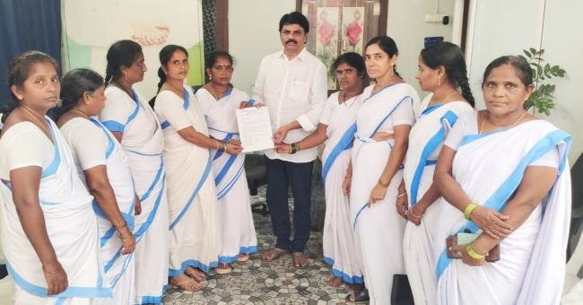 ఆశ వర్కర్లకు కనీస వేతనాలు చెల్లించాలి :ఎమ్మెల్సీ  బొమ్మి ఇజ్రాయిల్ కు వినతిపత్రం