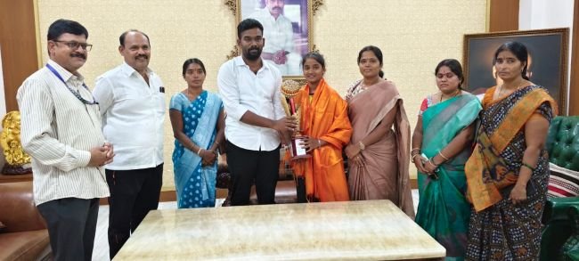 జాతీయస్థాయి సాఫ్ట్‌బాల్‌లో మైథిలి సత్తా  బంగారు పతకంతో మెరిసిన దాడితోట జడ్పీ ఉన్నత పాఠశాల విద్యార్థిని