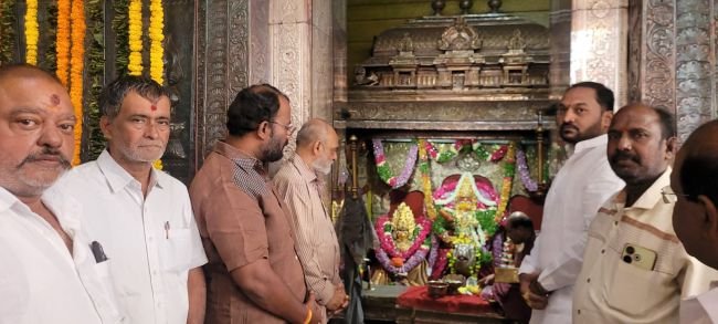 తలసాని జన్మదిన వేడుకలు.. మహంకాళి అమ్మవారి సన్నిధిలో ప్రత్యేక పూజలు