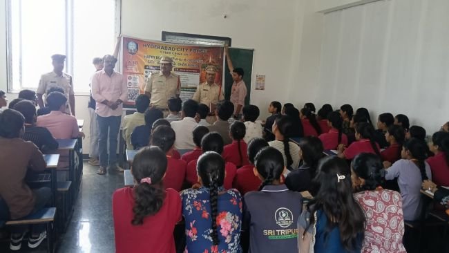 విద్యార్థులకు సైబర్ నేరాలపై అవగాహన 