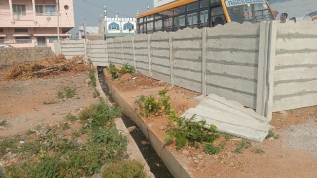 స్థలం ఆక్రమించారని ఆరోపణ