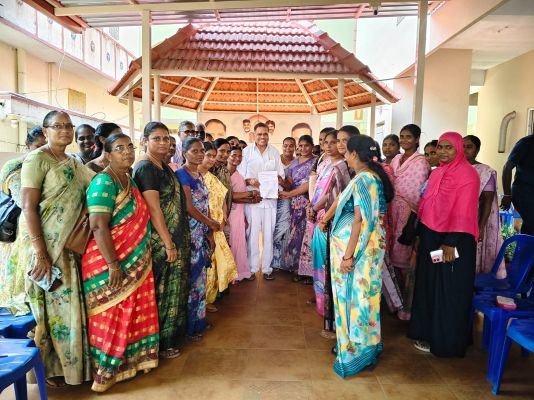 వేతనాలు చెల్లించాలి అంటూ వి ఏ ఓల వినతి