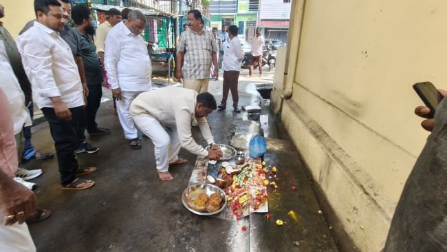 సీసీ రోడ్డు నిర్మాణానికి భూమిపూజ