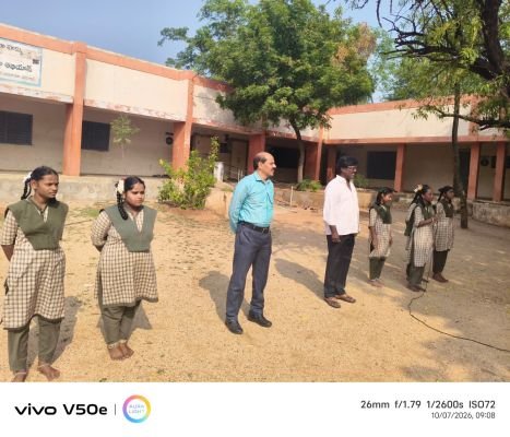 పాఠశాలలను సందర్శించిన డీఈవో అయూబ్ హుస్సేన్