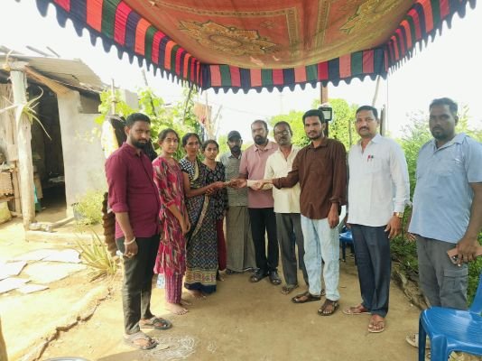 ఆర్థిక సహాయం అందజేస్తున్న పీసీఆర్ ఫౌండేషన్ సభ్యులు 