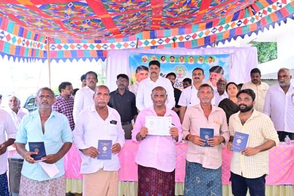 కంకటపాలెం రైతులకు నూతన పట్టాదారు పాస్‌పుస్తకాలు