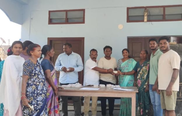 పరకాల 10వ వార్డులో స్మార్ట్ రేషన్ కార్డుల పంపిణీ