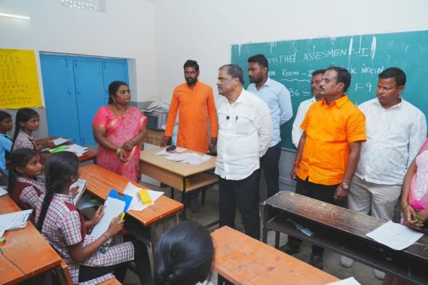 విద్యాసంస్థల్లో వసతులు మెరుగుపర్చాలి రామాయంపేటలో కేజీబీవీ, మోడల్‌, జెడ్పీ పాఠశాలల్లో ఎమ్మెల్సీ కొమరయ్య పరిశీలన