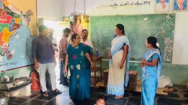 మణికేశ్వరం అంగన్వాడి కేంద్రంలో ఎంపీడీవో ఆకస్మిక తనిఖీ.