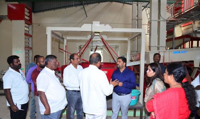 వేరుశనగ రైతులకు డీకార్టికేటర్‌ వరం * రైతుల శ్రమ, సమయం ఆదా చేయడమే లక్ష్యం: కలెక్టర్ హేమంత కేశవ్ పాటిల్