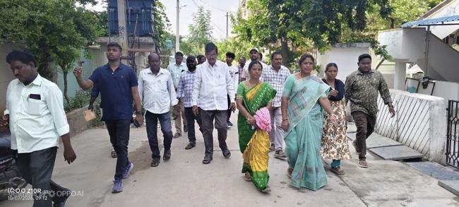 మధిర మున్సిపాలిటీలో వివిధ వార్డుల్లో కమిషనర్ సామ్యూల్ పాల్తో తో కలిసి పర్యటించిన చైర్ పర్సన్ సామినేని సుజాత 