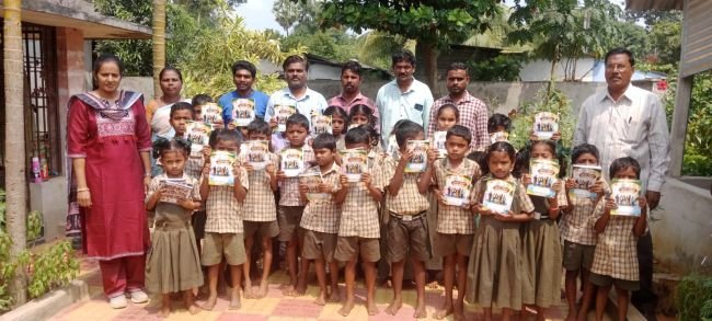 టి. నర్సాపురంలో పేద విద్యార్థులకు నోట్‌బుక్స్ పంపిణీ
