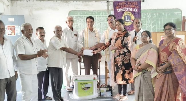 కళాశాలకు ఇన్వర్టర్ సిస్టం బహుకరణ