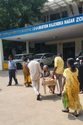 ఆసరా కోసం.. వృద్ధురాలి అవస్థలు!