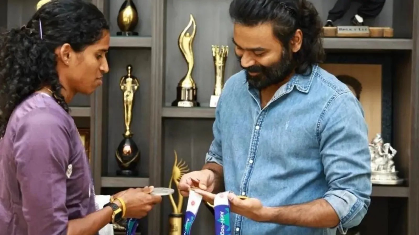 పీటీ ఉష 42 ఏళ్ల రికార్డును బద్దలు కొట్టిన అథ్లెట్ విత్య రామరాజ్ ను అభినందించిన హీరో ధనుష్!